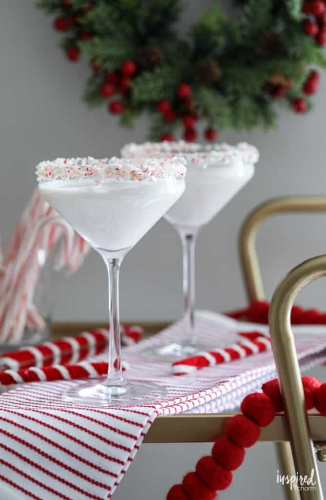 Cheers to another holiday season! Today we’re shaking up this gorgeous White Chocolate Peppermint Martini. It’s a deliciously sweet and creamy cocktail with a peppermint twist.