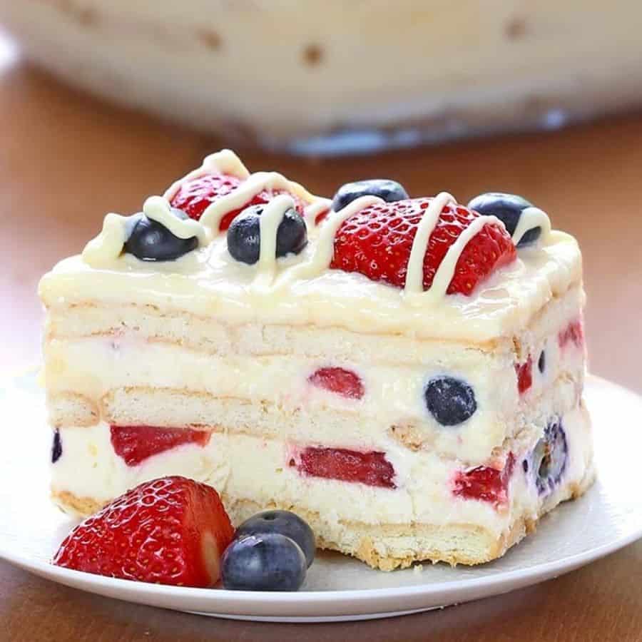 Dessert 4th fo July Recipes. No bake berry cake american flag