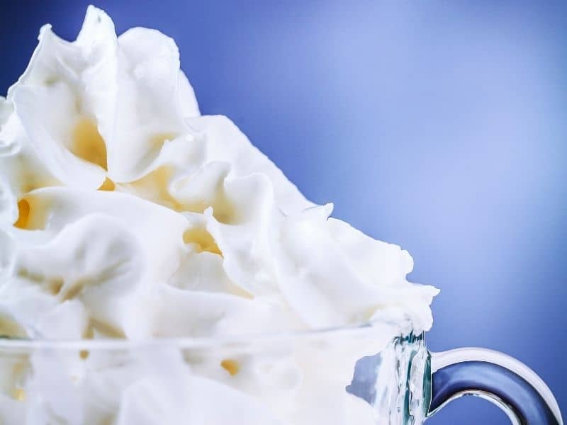 can you freeze ? Picture of whipped cream on a blue background.whipped cream