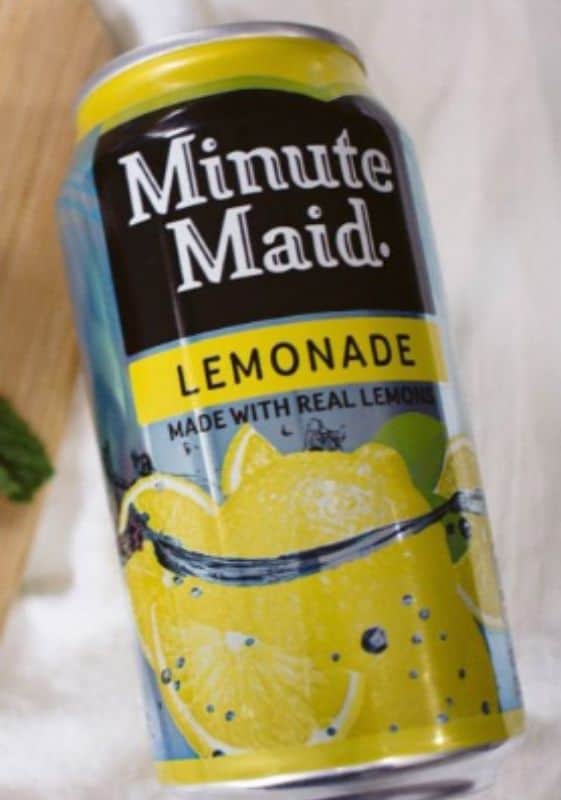 Front view of a can of minute maid lemonade.