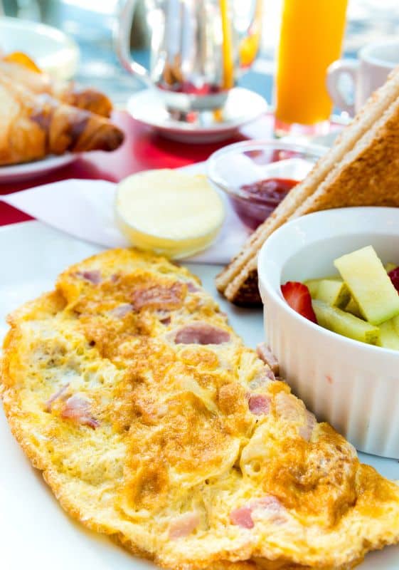 Weight Watchers Breakfast Recipes. Omelette with ham and tomatoes and a side green salad.